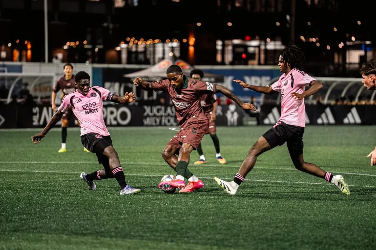 Jugadores compitiendo en partido de fútbol