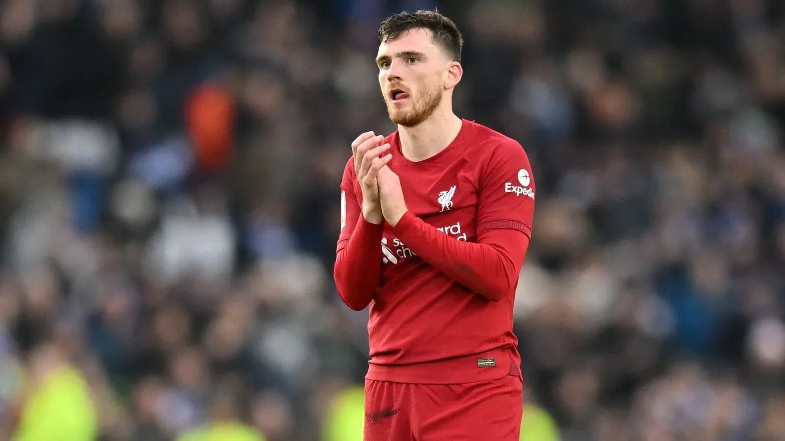 Jugador de Liverpool aplaudiendo tras el partido