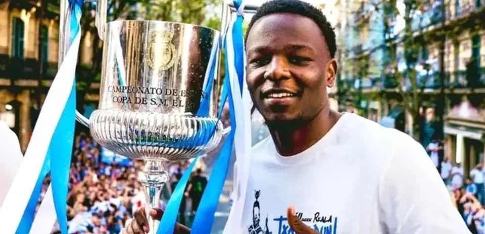 Jugador celebrando con trofeo en desfile