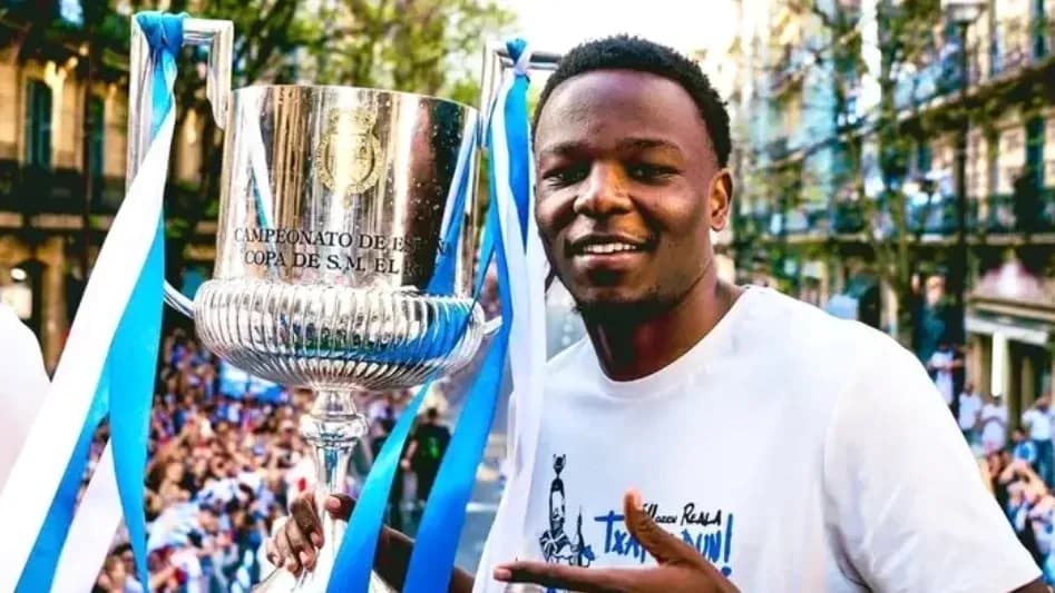 Jugador celebrando con trofeo en desfile