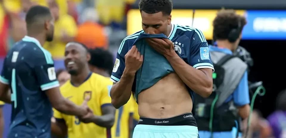 Jugador alemán se quita la camiseta tras el partido