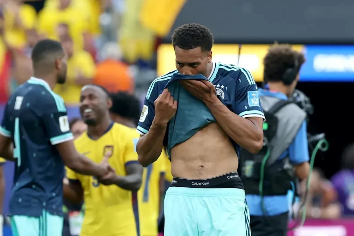 Jugador alemán se quita la camiseta tras el partido