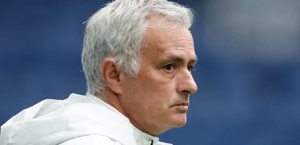 Entrenador observando durante el partido