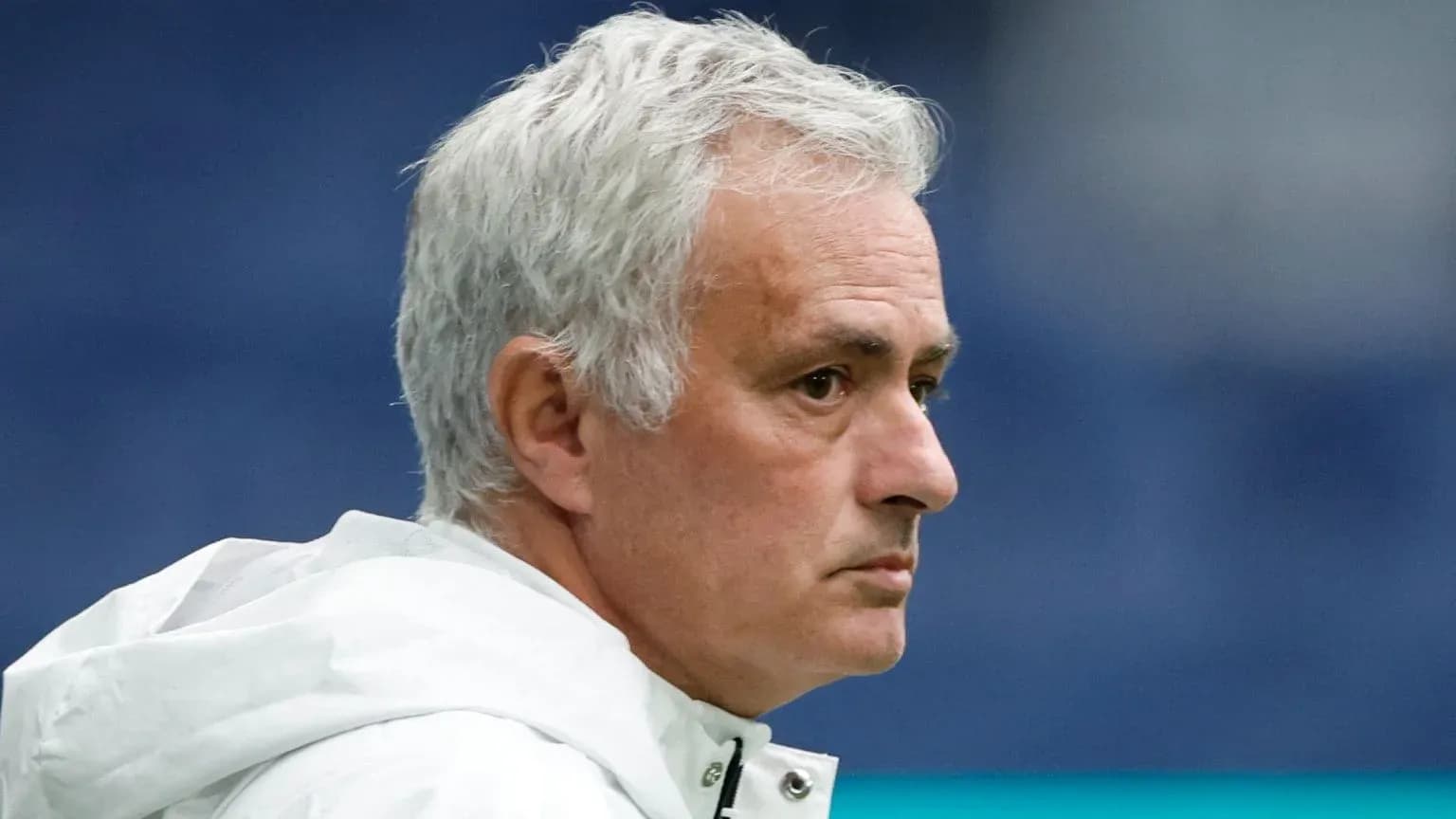 Entrenador observando durante el partido