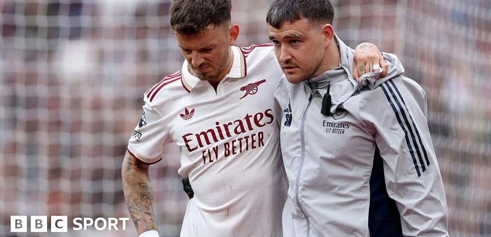Jugador de Arsenal siendo ayudado por un staff médico