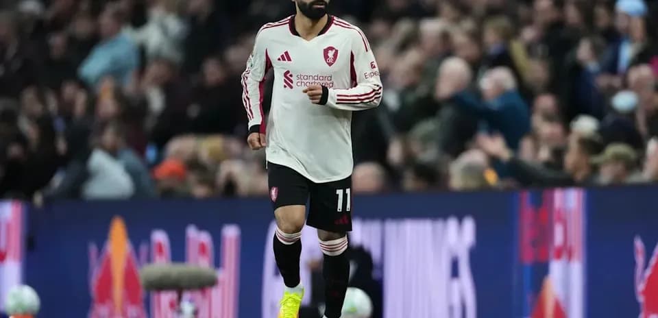 Jugador corriendo en el campo durante un partido