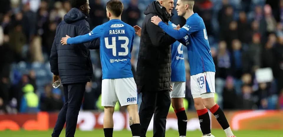Jugadores de Rangers conversando con el entrenador tras partido