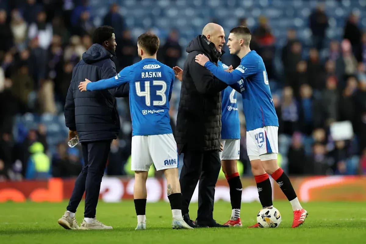 Jugadores de Rangers conversando con el entrenador tras partido