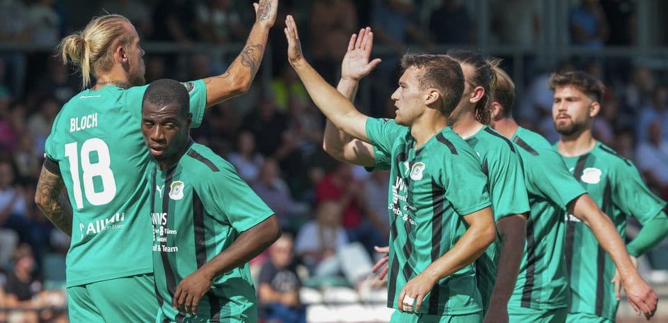 Jugadores celebrando un gol durante el partido