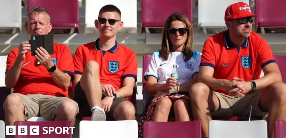Espectadores con camisetas de Inglaterra en estadio
