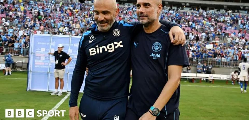 Entrenadores abrazándose tras un partido de fútbol
