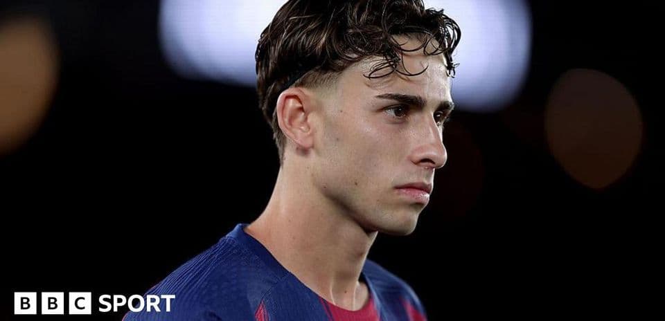 Jugador de fútbol mirando hacia el frente en el campo