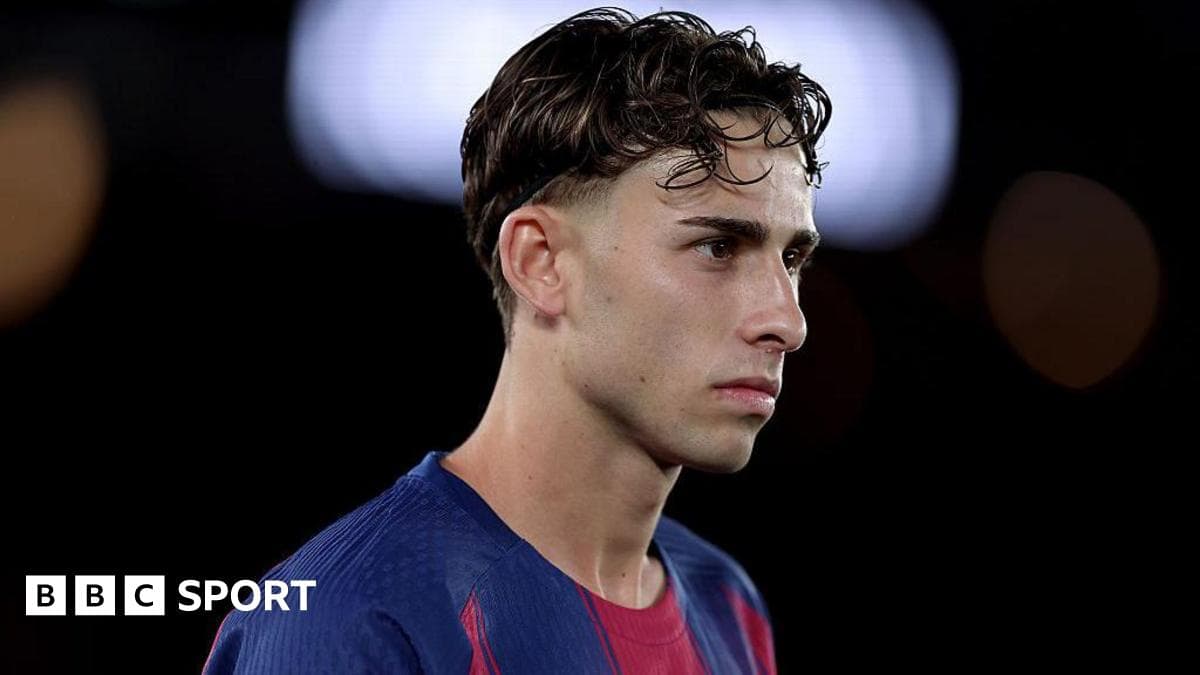 Jugador de fútbol mirando hacia el frente en el campo