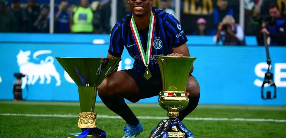 Jugador de Inter de Milán con dos trofeos