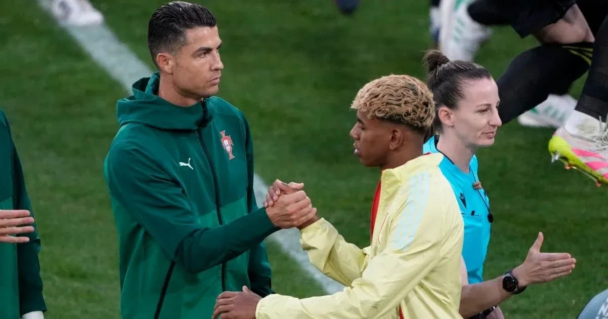 Cristiano Ronaldo saludando a otro jugador antes del partido