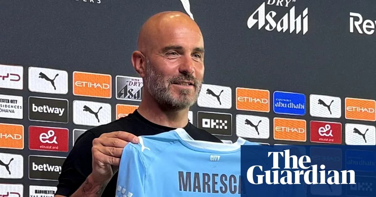 Entrenador presenta camiseta de Manchester City en conferencia
