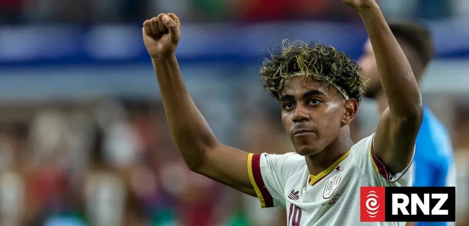 Jugador levantando los brazos en celebración