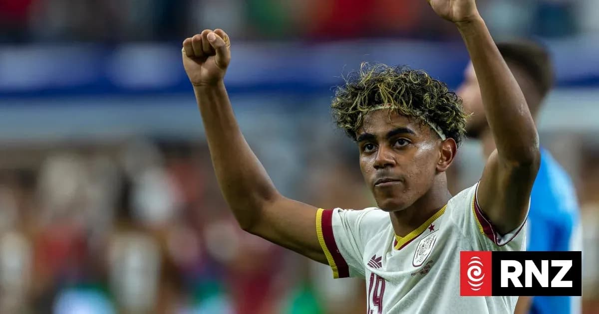 Jugador levantando los brazos en celebración