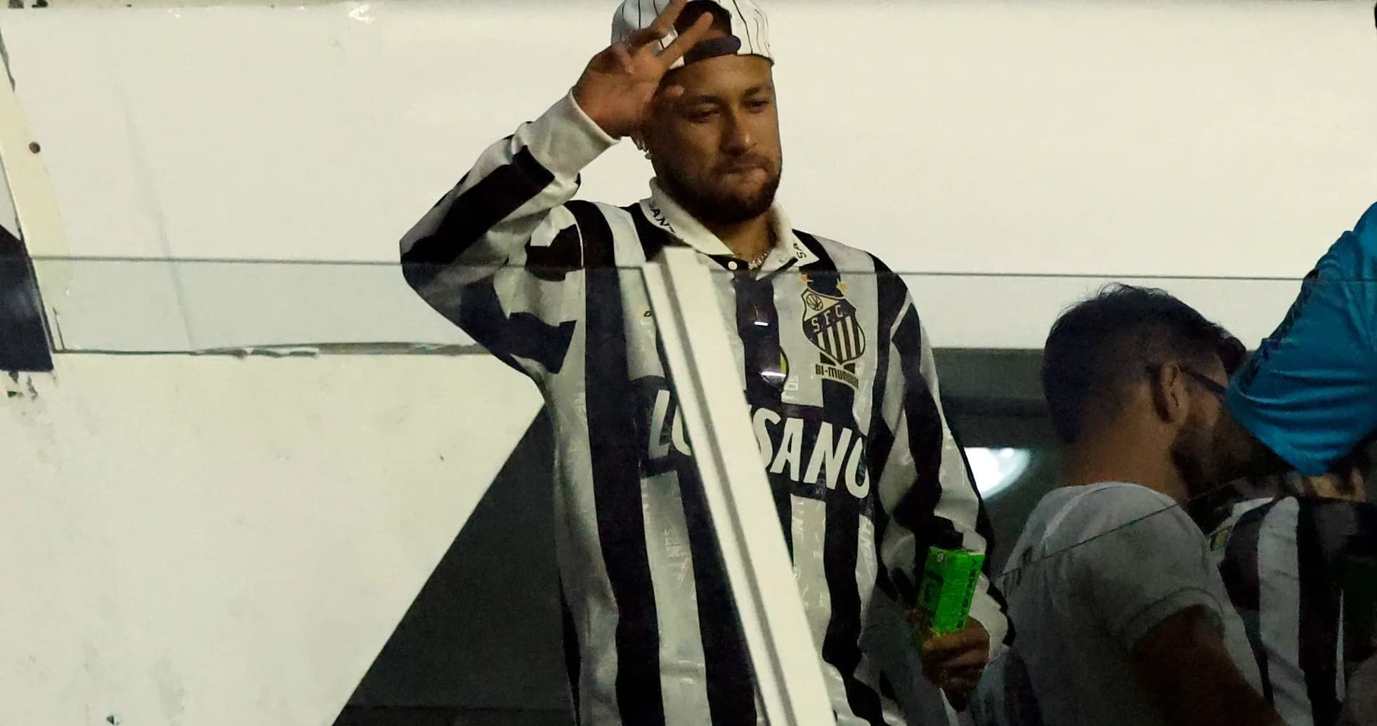 Jugador saludando desde la grada en el estadio