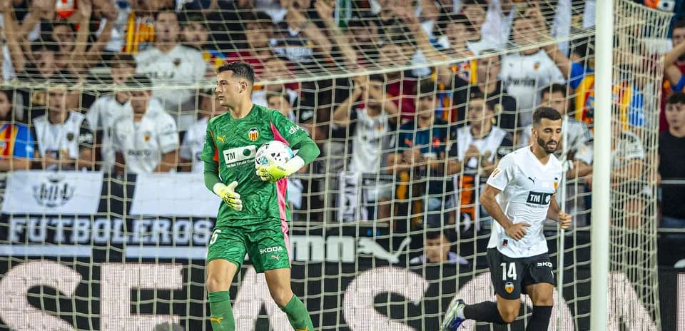 Portero de Valencia con balón en la mano