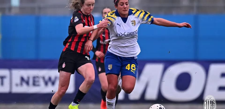 Dos jugadoras compiten por el balón en el partido