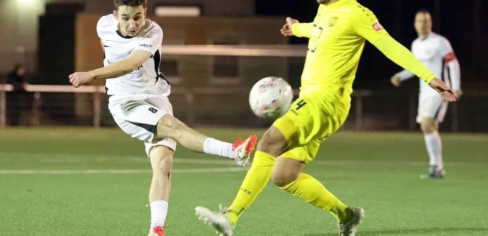 Jugador disparando durante el partido de fútbol