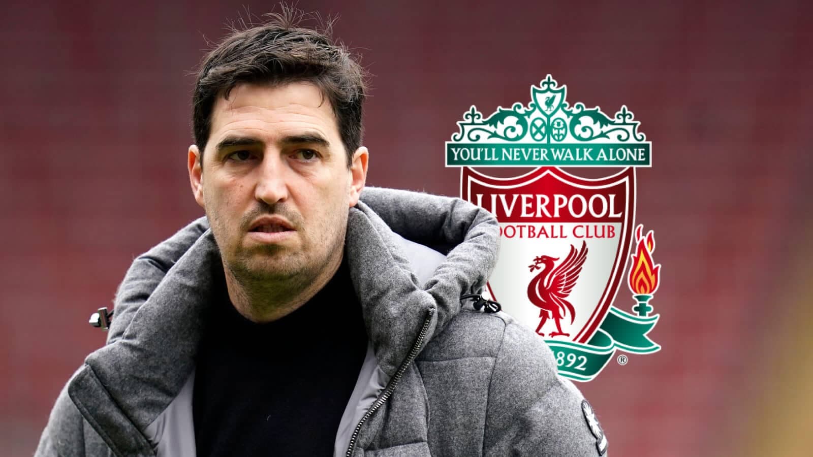 Entrenador junto al escudo del Liverpool FC
