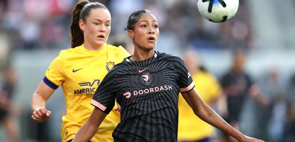 Jugadoras de fútbol compitiendo por el balón
