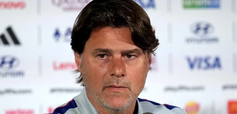 Entrenador en rueda de prensa frente a micrófonos