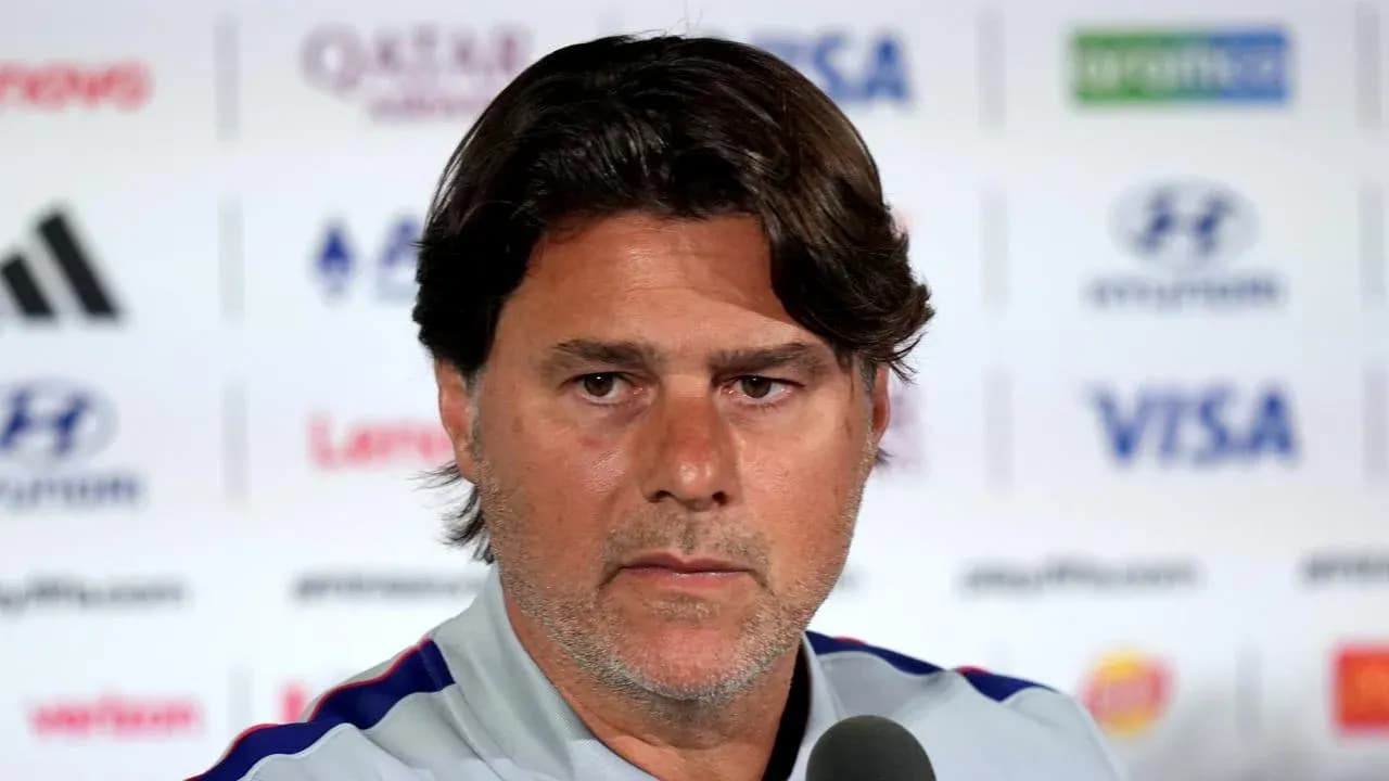 Entrenador en rueda de prensa frente a micrófonos