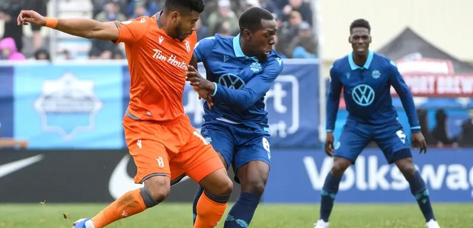 Jugador compitiendo por el balón en el partido