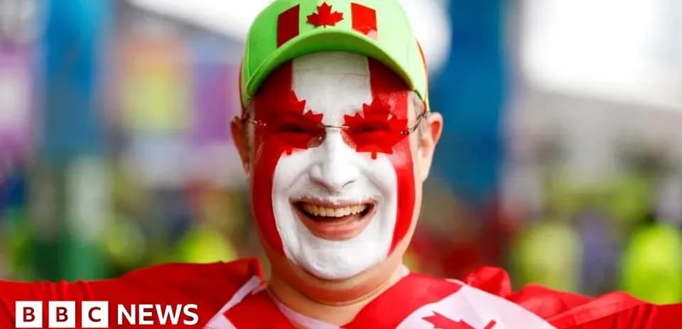 Fan con cara pintada de Canadá en evento deportivo