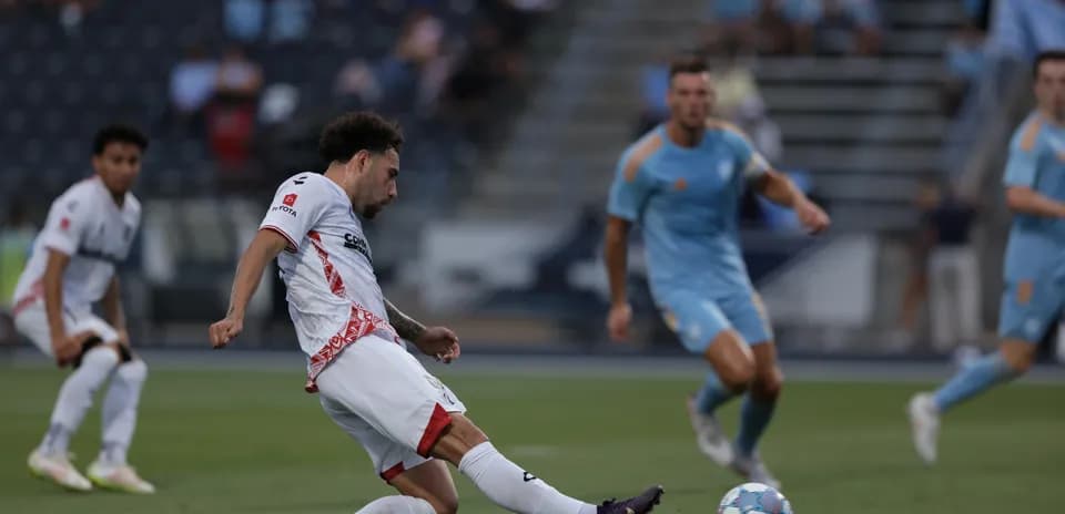 Jugador de Sporting JAX pateando el balón