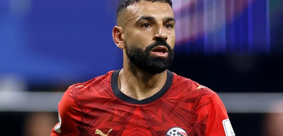Jugador de fútbol con camiseta roja durante partido