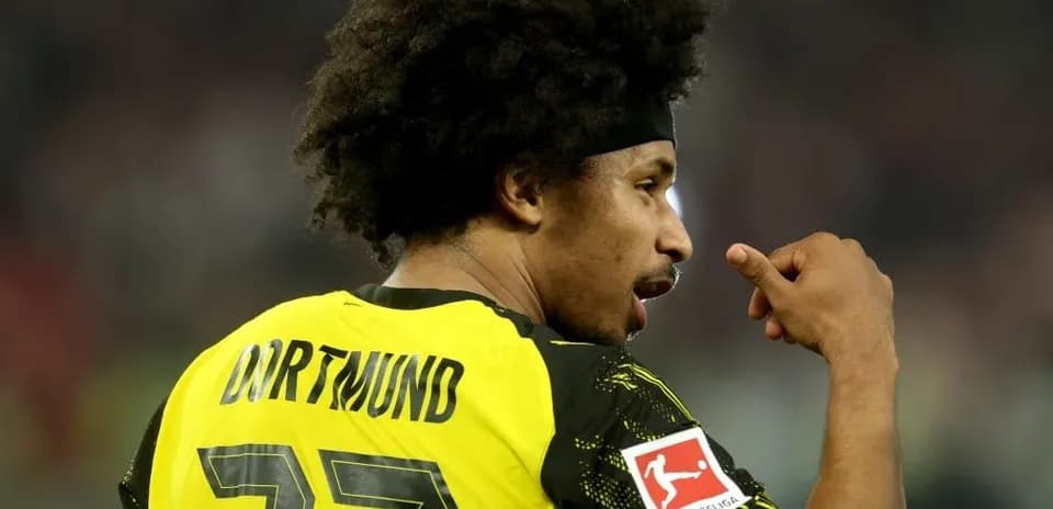 Jugador de Dortmund señalando durante el partido