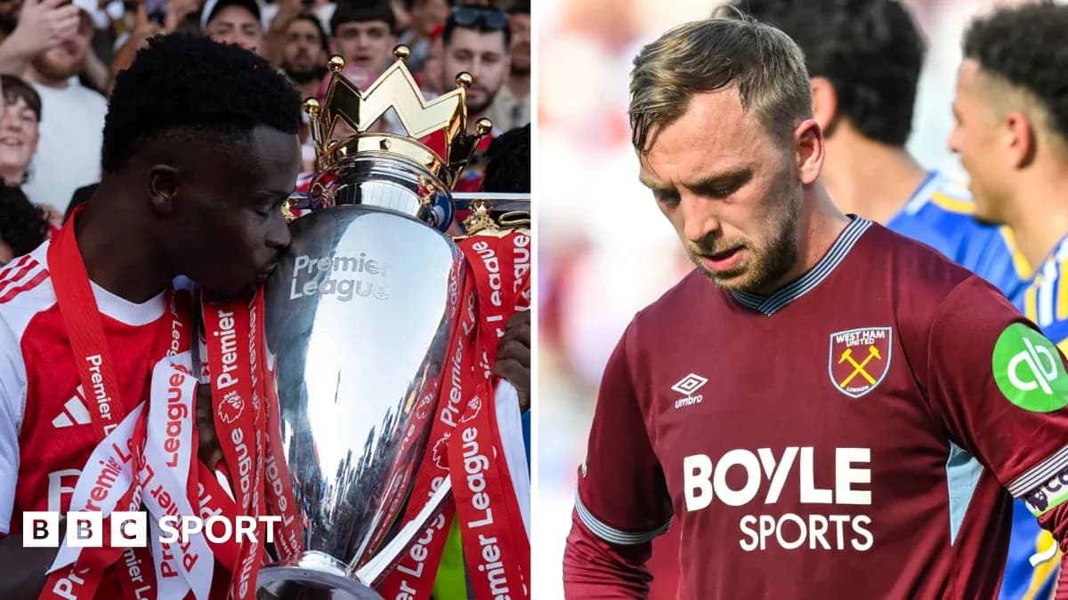 Jugador celebrando con el trofeo de la Premier League
