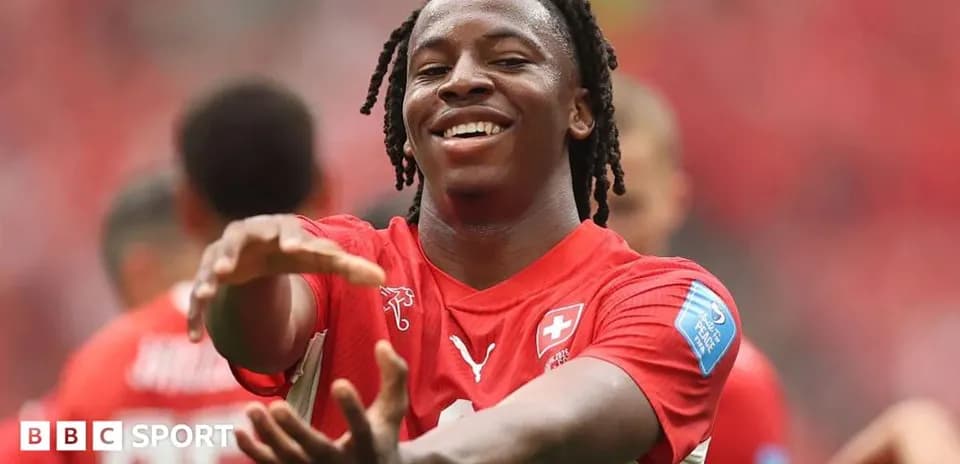 Jugador suizo celebrando con compañeros en el campo