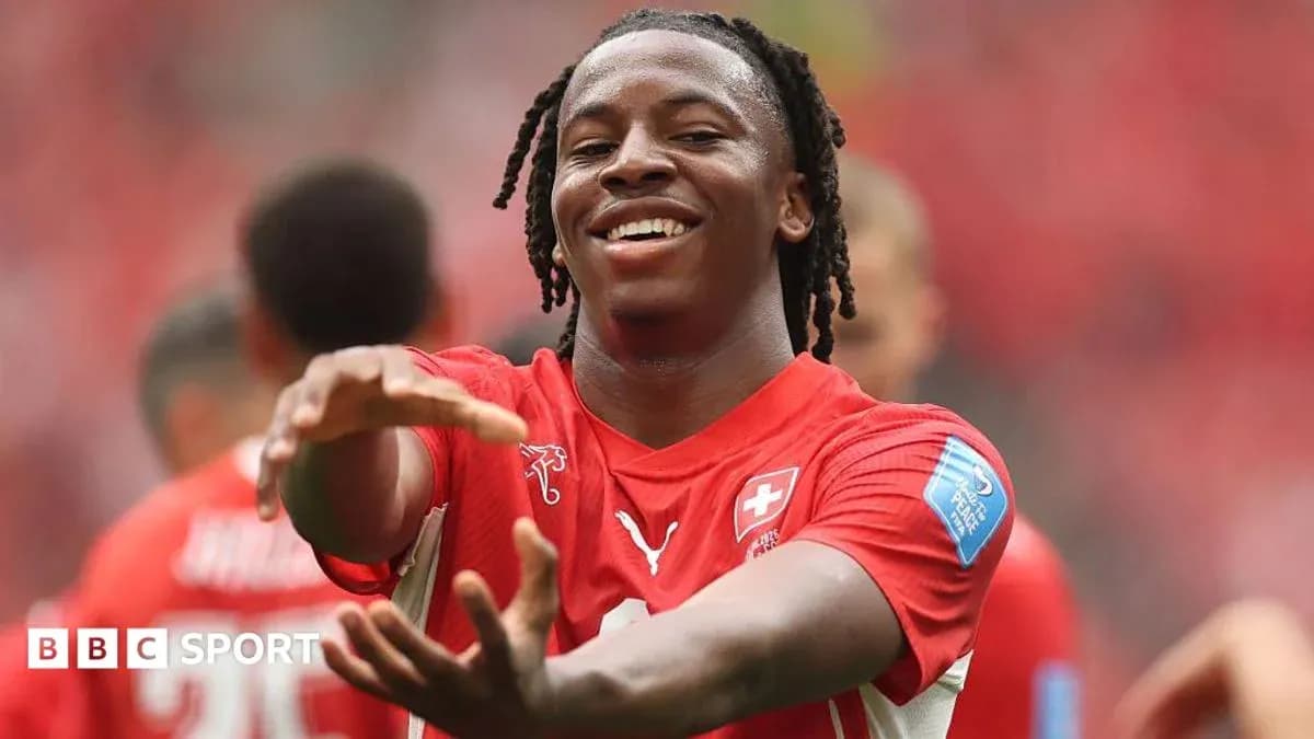 Jugador suizo celebrando con compañeros en el campo