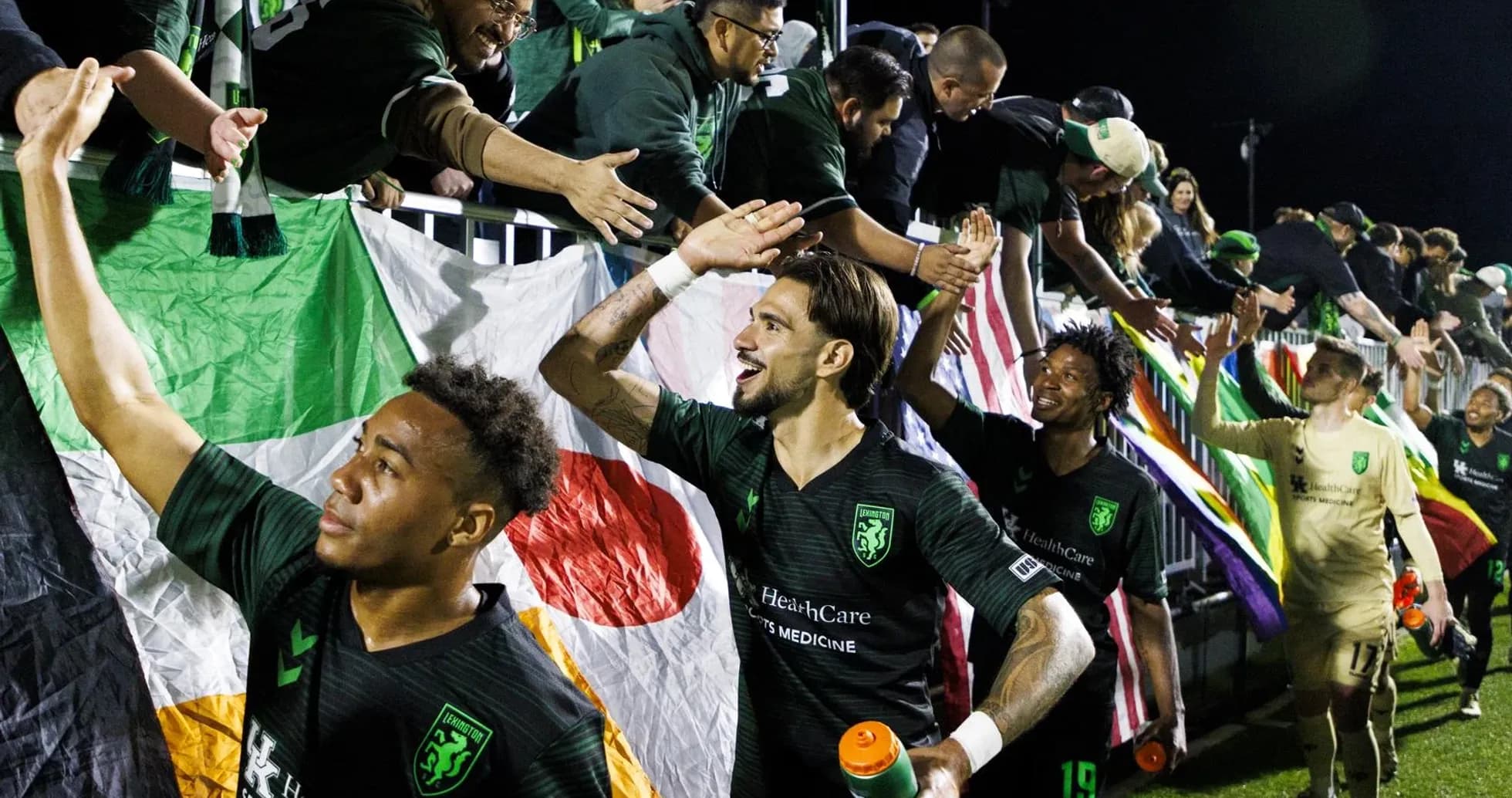Jugadores de Lexington celebrando con aficionados