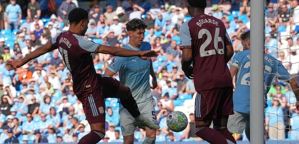 Jugadores compiten por el balón en el partido