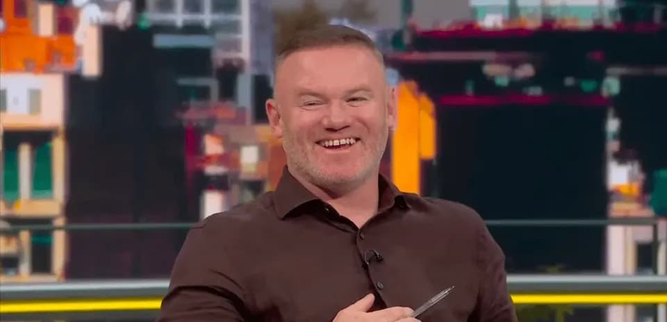 Analista sonriendo en un programa deportivo