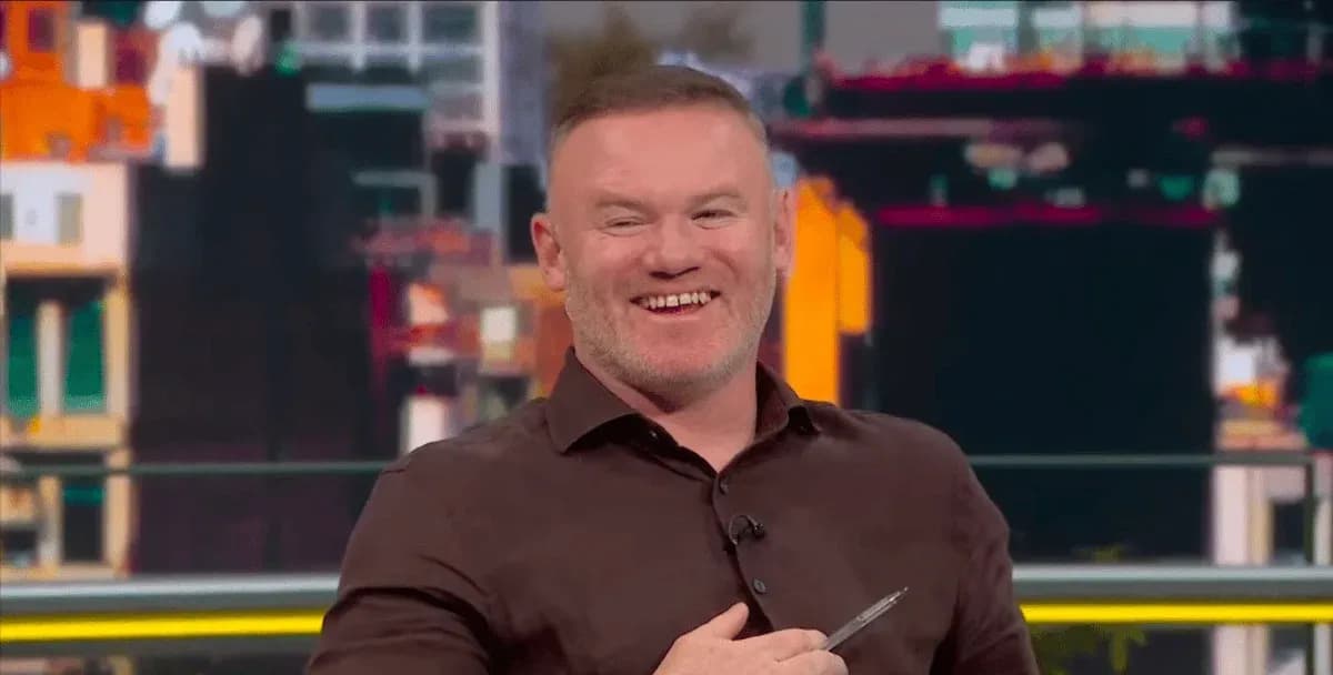 Analista sonriendo en un programa deportivo