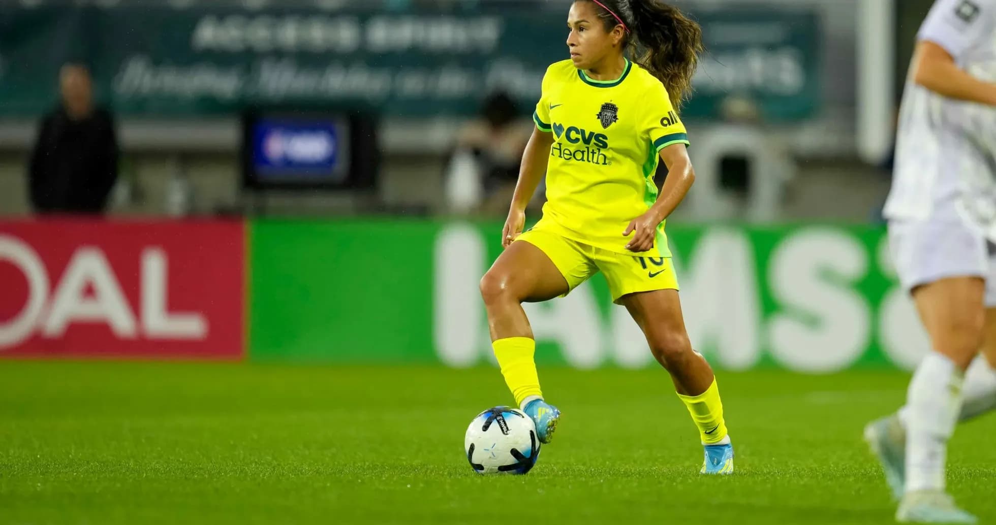 Jugadora del Seattle Reign FC controlando el balón