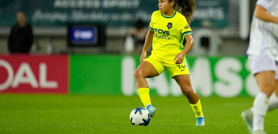 Jugadora del Seattle Reign FC controlando el balón