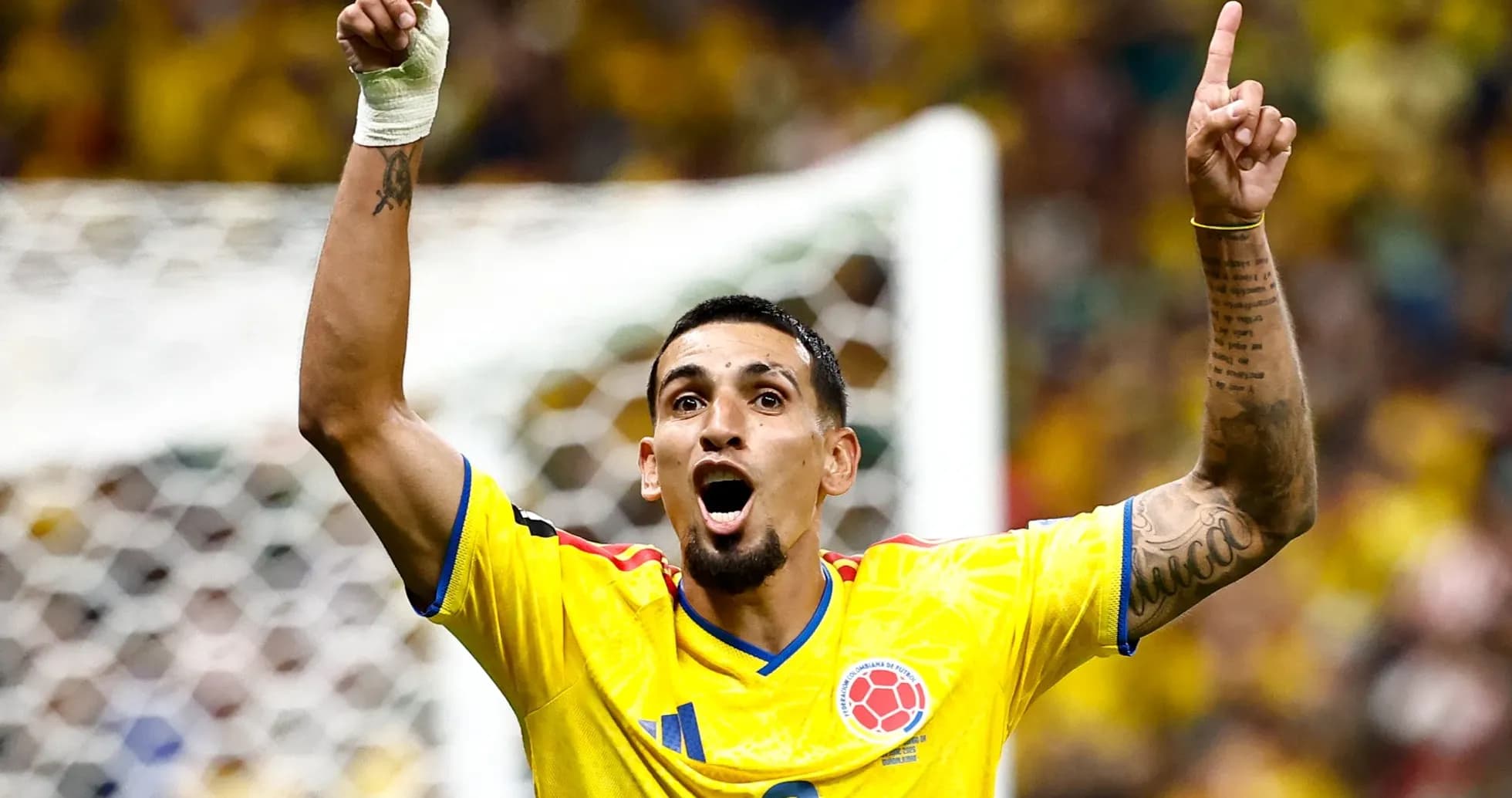 Jugador colombiano celebrando en el partido