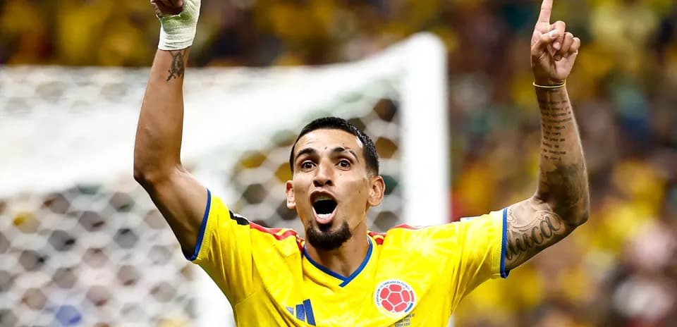Jugador colombiano celebrando en el partido