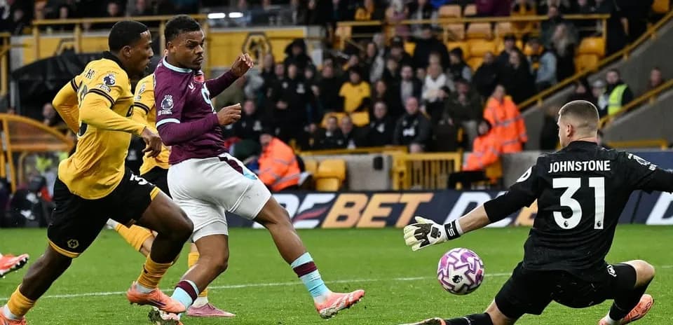 Jugador de Burnley disparando a puerta contra Wolves