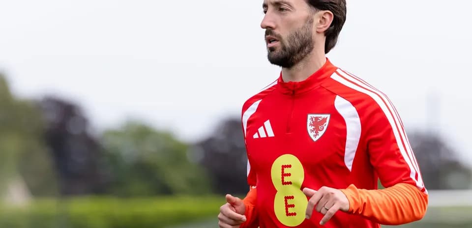Jugador entrenando con uniforme rojo en campo