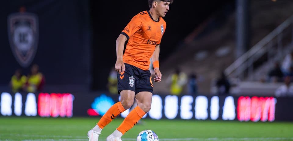 Jugador de Orange County SC con balón en el campo