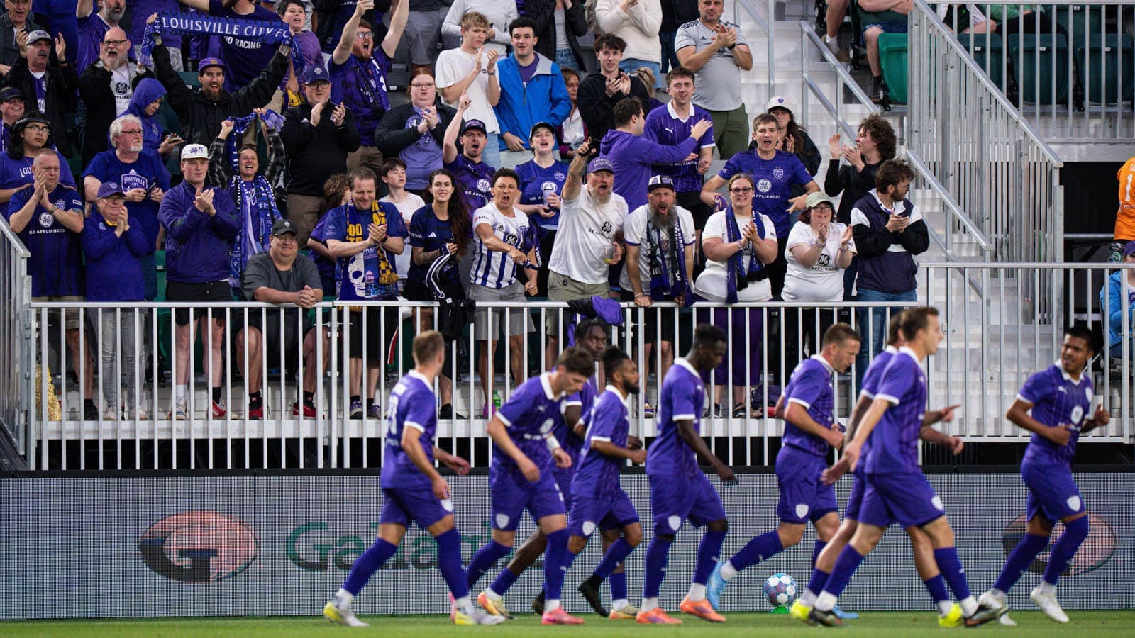 Aficionados de Louisville City animando en el estadio Aficionados de Louisville City animando en el estadio